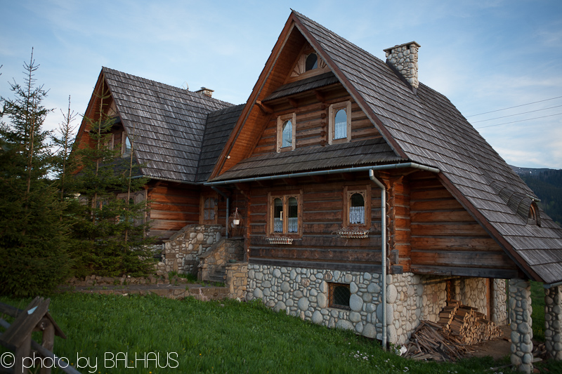 Dom z bali „Bliźniak” – dom z drewna i kamienia